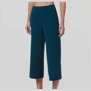 Lululemon Aligh HR Wide leg  Blue Cropped Pants 6